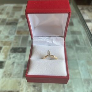 Gold ring 14k like new 5 size